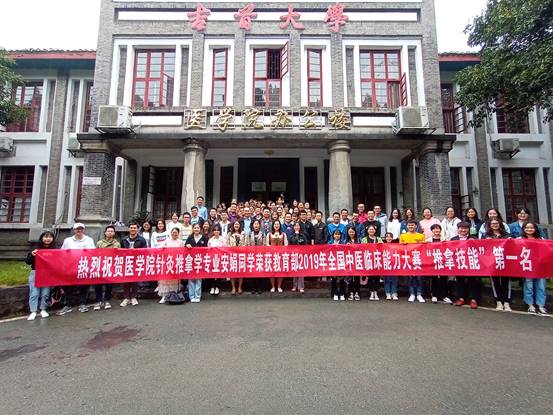 图2:吉首大学在校学生热烈欢迎代表队载誉归来